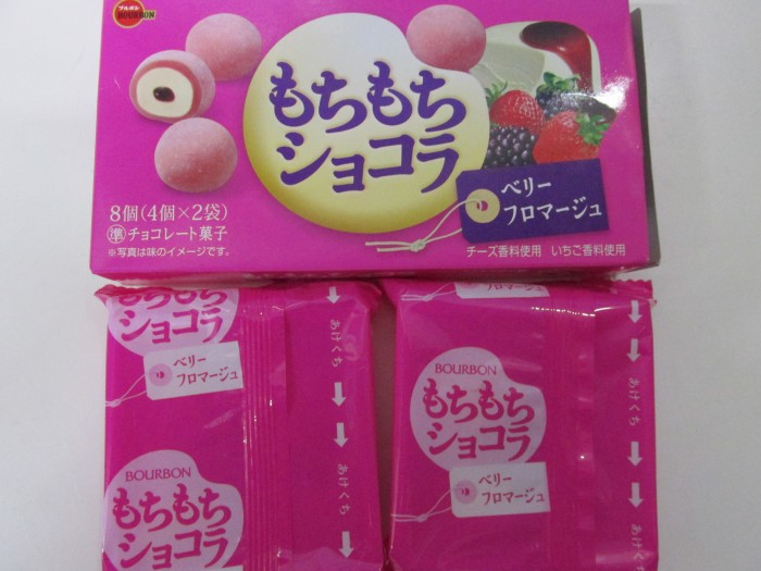 【コンビニ新用品・お菓子】　ブルボン　もちもちショコラ　ベリーフロマージュ　の巻の写真3