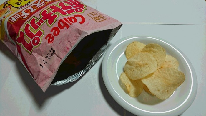 【コンビニ新商品・お菓子】　カルビー　ポテトチップス  白えび味　の巻の写真4