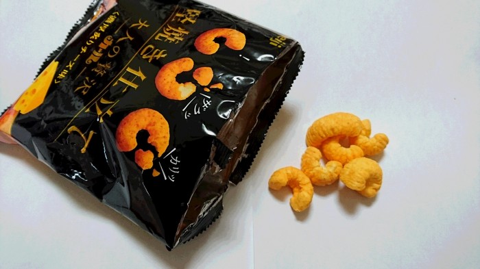 【コンビニ新商品・お菓子】　明治　大人の贅沢カール　濃厚炙りチーズ味　の巻の写真4