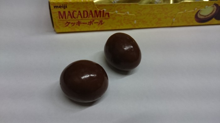 【コンビニ新商品・お菓子】　明治　マカダミア　クッキーボール　の巻の写真6