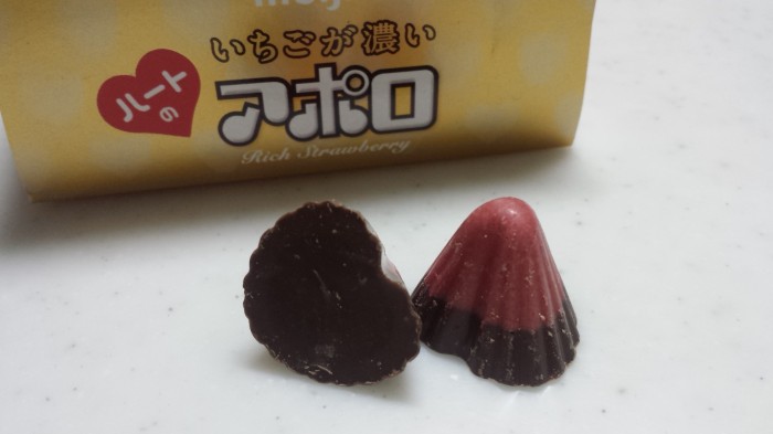 【コンビニ新商品・お菓子】　明治　いちごが濃い大粒ハートのアポロ　の巻の写真3