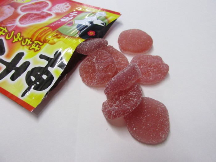 【コンビニ新商品・お菓子】　ロッテ　小梅ちゃん　梅干グミ　はちみつ仕立て　の巻の写真4