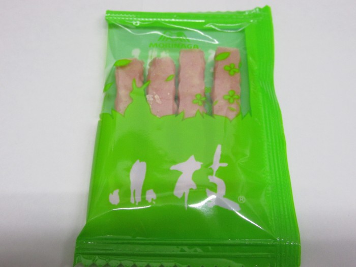 【コンビニ新商品・お菓子】　森永　小枝　早摘みいちご味　の巻の写真4